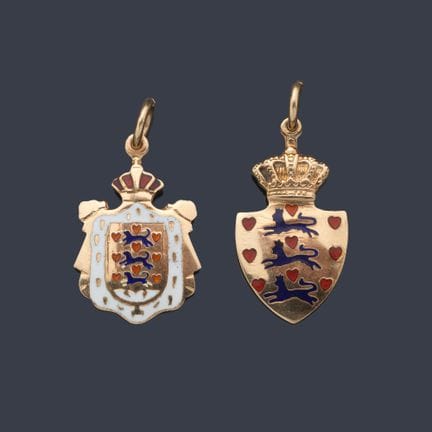 Set aus zwei Anhängern mit dem dänischen Staatswap