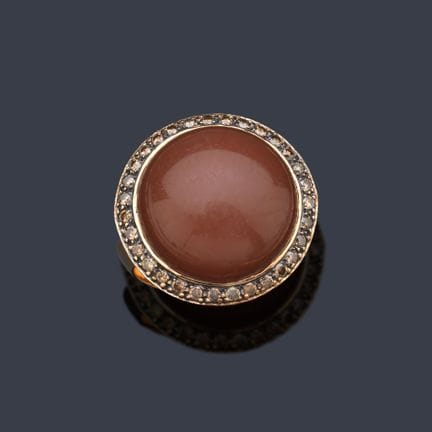 Ring mit einem zentralen Chalcedon im Cabochon-Sch