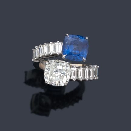 Ring „To each other“ mit einem Diamanten im Kissen
