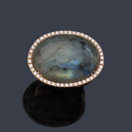 Ring mit einem Opal im Cabochon-Schliff und einem 