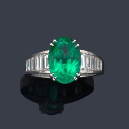 Ring mit einem Smaragd im Ovalschliff von ca. 3,36