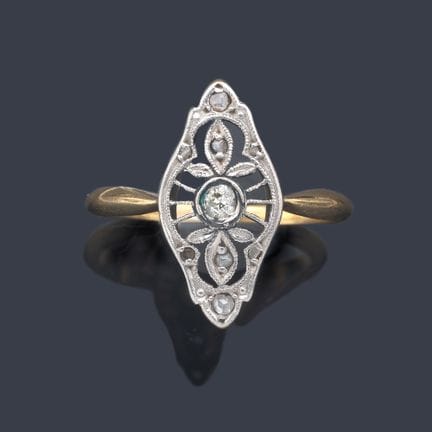 Durchbrochener Shuttle-Ring mit Diamanten im Rosen
