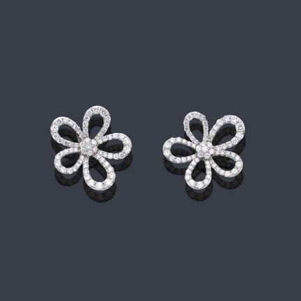 Kurze, blumenförmige Ohrstecker mit Diamanten von 