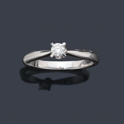Solitaire-Ring mit einem Diamanten im Brillantschl