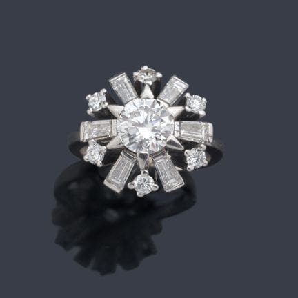 Ring im Rosetten-Design mit einem zentralen Diaman