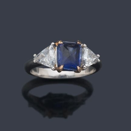 Ring mit einem Saphir im „Pain de Sucré“-Schliff v
