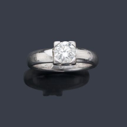 Solitaire-Ring mit einem zentralen Diamanten im Br