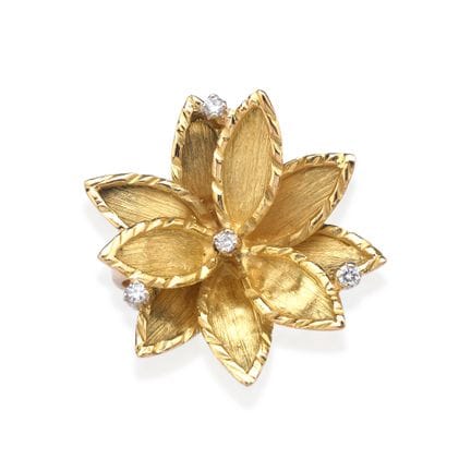 Ring mit Blumenmotiv und eingefassten Diamanten in