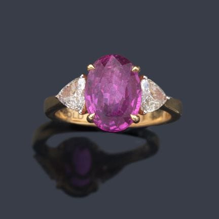 Ring mit einem rosa Saphir im Ovalschliff von ca. 