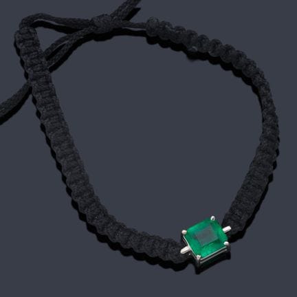 Armband mit einem zentralen Smaragd von insgesamt 