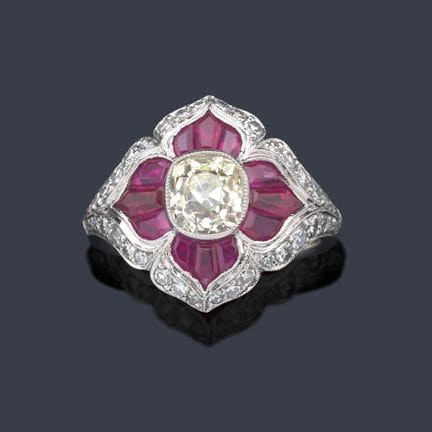 Ring mit Blumenmotiv und einem Diamanten im „Old C