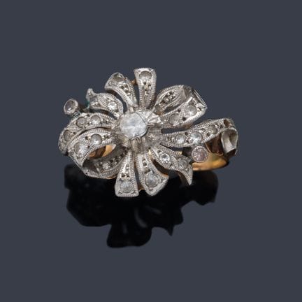 Ring mit Blumenmotiv und farblosem Stein in einer 