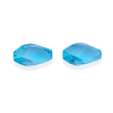 Ein Paar blaue Topase mit spiralförmigem Schliff v