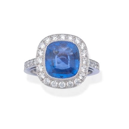 Ring mit einem Ceylon-Saphir (Sri Lanka) im Kissen