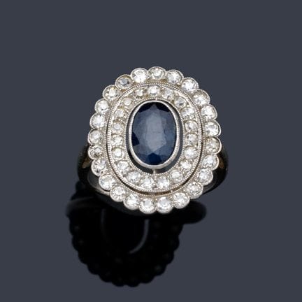 Ring mit einem oval geschliffenen Saphir von 1,00 