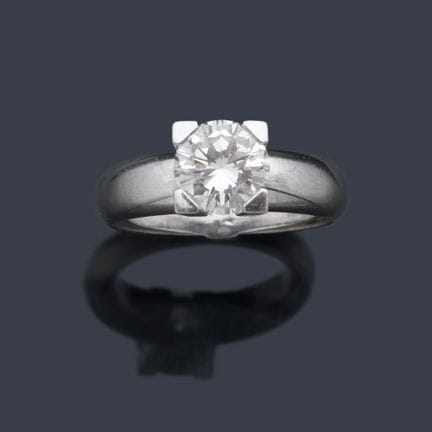 Solitaire-Ring mit einem Diamanten im Brillantschl