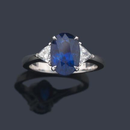Ring mit einem Saphir im Ovalschliff von ca. 3,76 