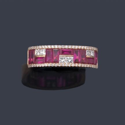 Ring mit einer Frontfassung aus kalibrierten Rubin