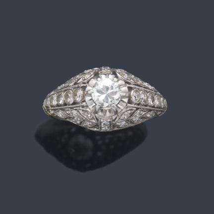 Ring mit zartem, durchbrochenem Design mit Pflanze