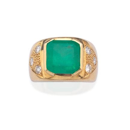 Ring mit einem zentralen Smaragd von ca. 5,30 ct u