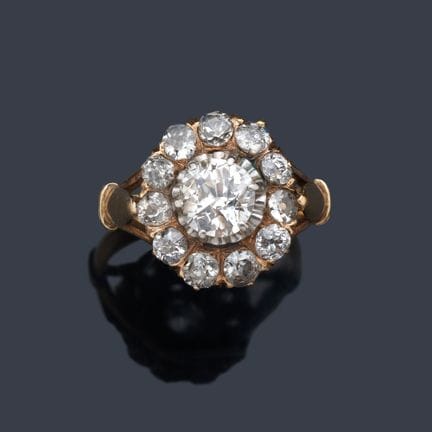 Ring im Rosetten-Design mit Diamanten im Altschlif