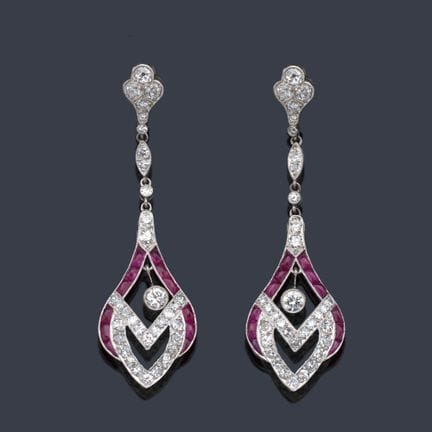 Lange Ohrringe mit Diamanten im Brillantschliff un