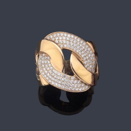 Ring mit Knotenmuster und Pavé-Diamanten mit einem