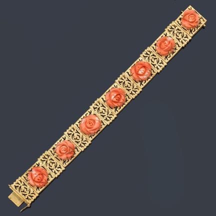 Armband mit sieben in Koralle geschnitzten Blumenm
