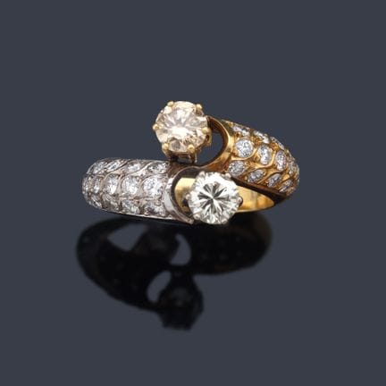 Ring mit zwei gegenüberliegenden Schenkeln, besetz