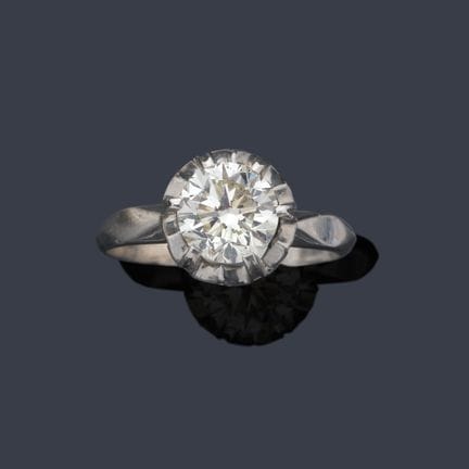 Solitaire-Ring mit einem Diamanten im Transition-S