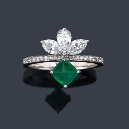 Ring mit einem Smaragd im „Pain de Sucre“-Schliff 