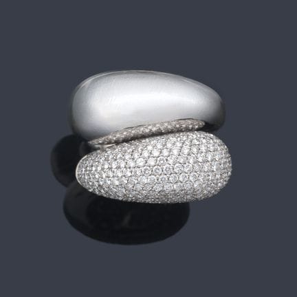 Ring mit zwei gegenläufig angeordneten Armen, von 