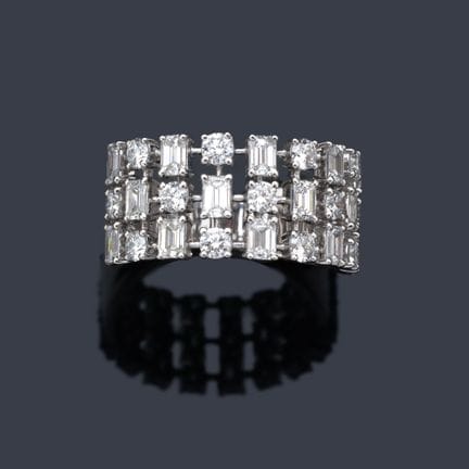 Ring mit Reihen aus Smaragden und Diamanten im Bri