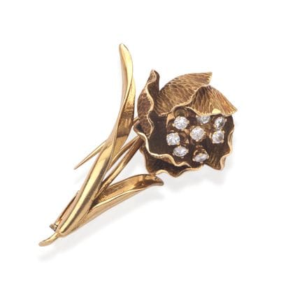 Blumenbrosche mit einem Diamanten in der Mitte von