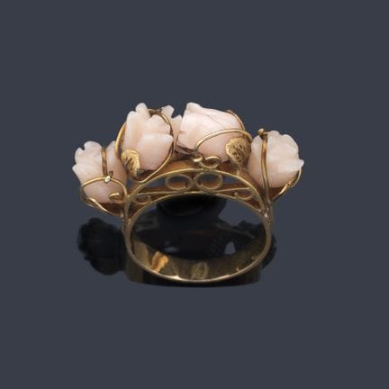 Ring aus den 1970er Jahren mit vier rosenförmigen 