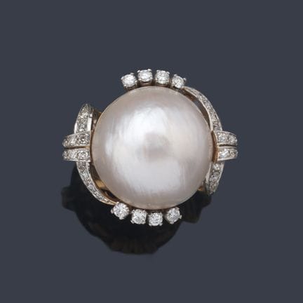 Ring mit Mabe-Perle und einem Diamanten im 8/8-Sch