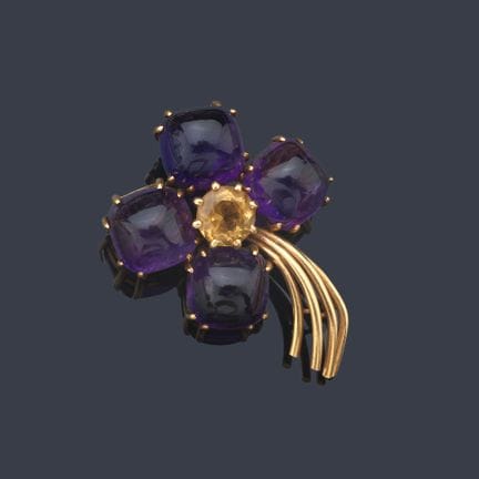 Blumenförmige Brosche mit vier Amethysten im „Pain