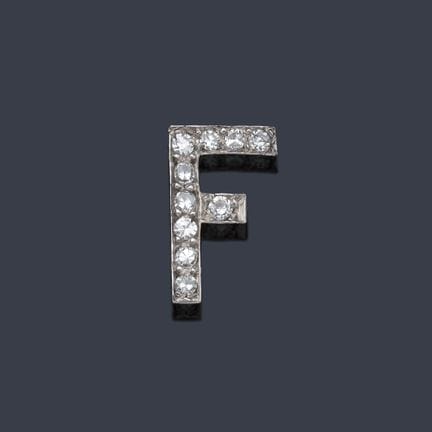 Anstecknadel mit dem Buchstaben „F“, verziert mit 