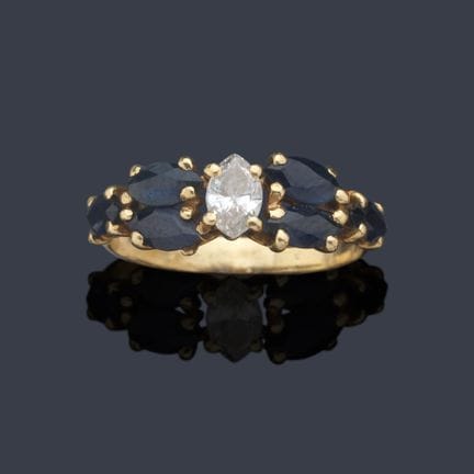 Ring mit einem Diamanten im Marquise-Schliff und S
