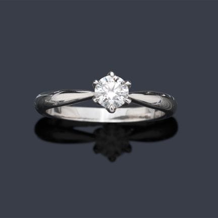 Solitaire-Ring mit einem Diamanten im Brillantschl