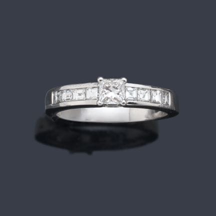 Ring mit einem Diamanten im Prinzessschliff und ei