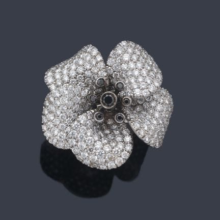 Blumenförmiger Ring mit Pavé-Diamanten und einem M