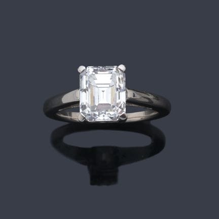 Solitaire-Ring mit einem Diamanten im Smaragdschli