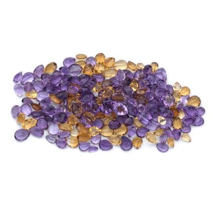 Partie mit Amethyst- und Citrin-Quarzsteinen im Bi