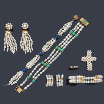 Set bestehend aus einem Paar Armbändern mit mehrer