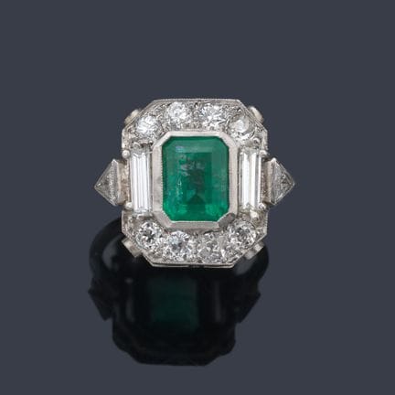 Ring mit einem zentralen Smaragd von ca. 2,00 ct, 