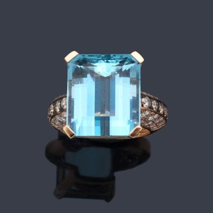 Ring mit einem zentralen Aquamarin von ca. 16,20 c