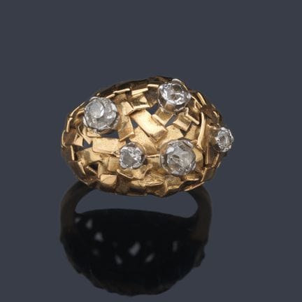 Ein Bombe-Ring, besetzt mit Diamanten im Rosenschl