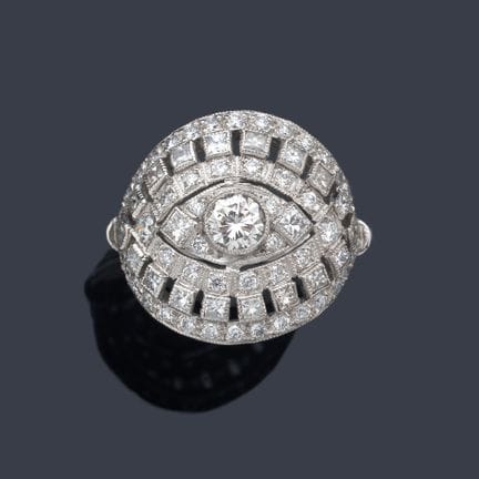 Gewölbter Ring mit durchbrochenem Design, verziert
