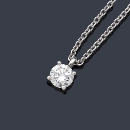 Anhänger mit einem Diamanten im Brillantschliff vo